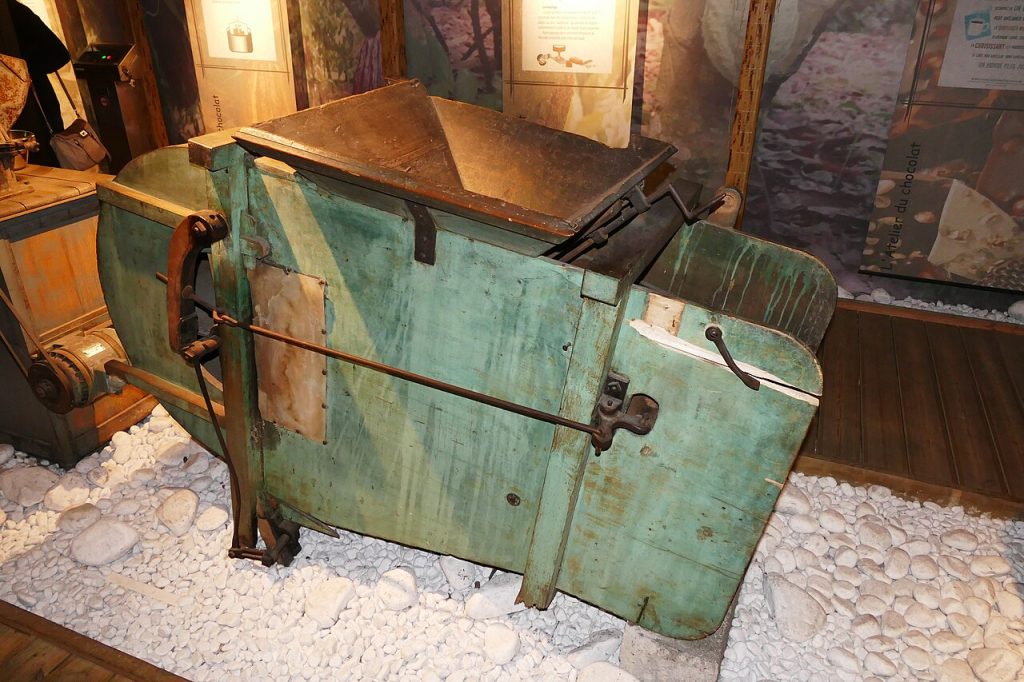 Ancienne machine à chocolat exposée à l'Atelier du Chocolat de Bayonne
