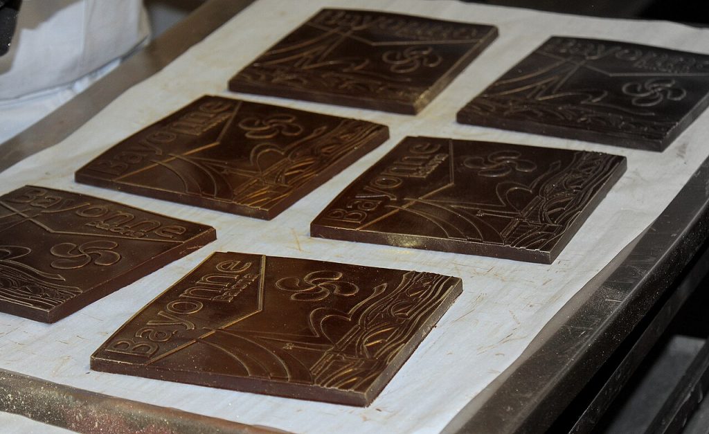 Plaques de chocolat à l'Atelier du Chocolat de Bayonne