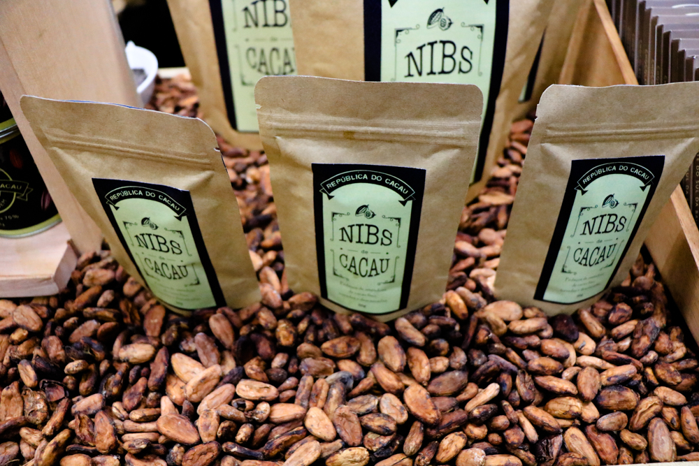 Fèves en vrac et Grué de cacao au Festival international du chocolat et du cacao d'Ilhéus (Bahia, Brésil)