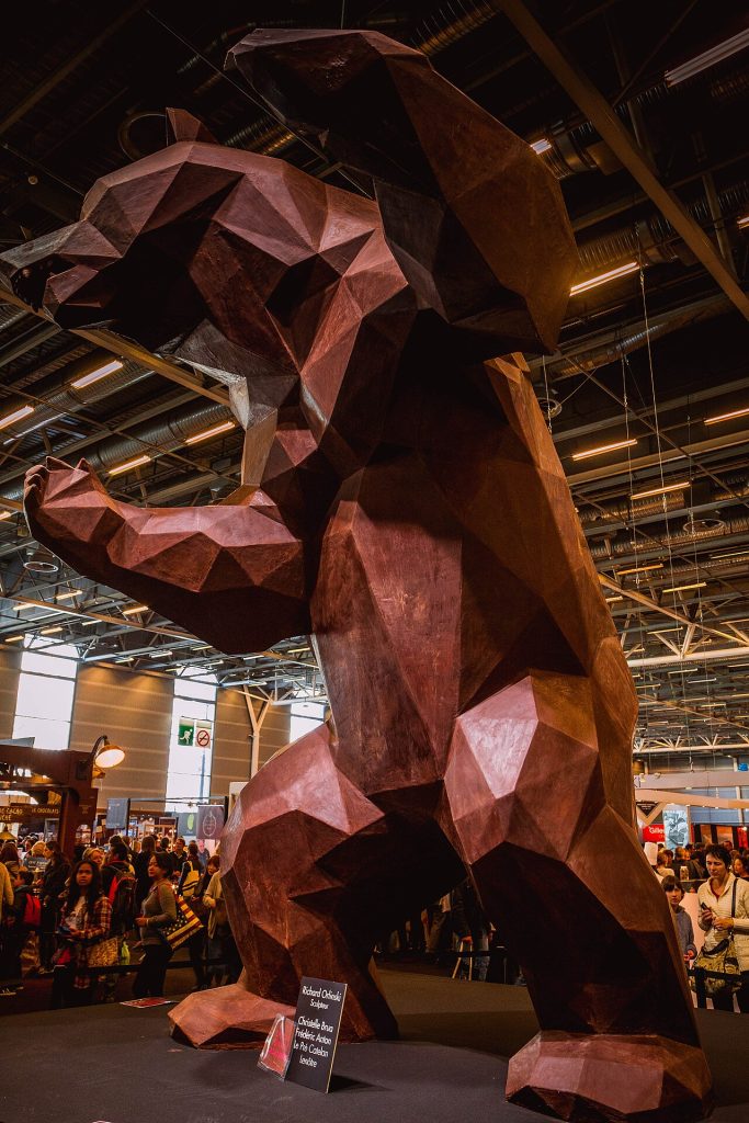 Sculpture en chocolat et foule de visiteurs au Salon du Chocolat de Paris, 2015